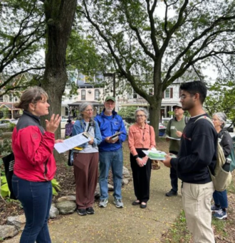 Hilary Naiberk and Nikhil Lakhani role play a canvassing interaction to train other Environmental Voter Project volunteers. (Sophia Schmidt/WHYY)